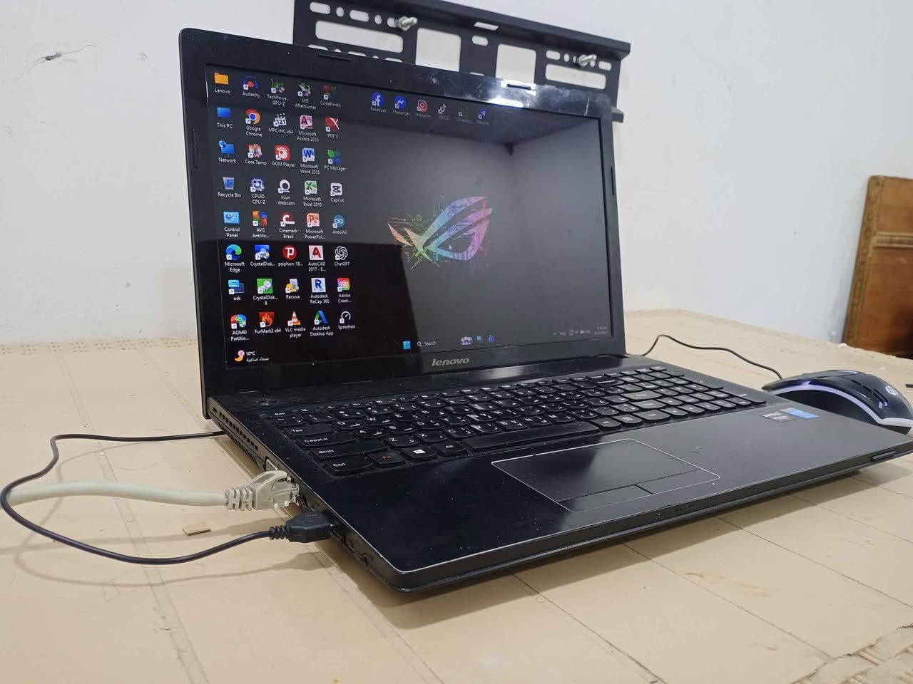 السلام عليكم....
 
للبيع – لابتوب Lenovo بمواصفات جيدة  جدا
      نظافة 90%
         (( السعر  165 الف و بي مجال للشراي ))

                  ((((ما عندي توصيل ))))

                    ((متواجد بكل وقت))
 
الموصفات /
المديل : Lenovo G510
 الحجم : 16

 المعالج: Intel Core i5 4200
بسرعة تصل إلى 3.10GHZ

المعالج من الجيل الرابع 
عدد الأنوية: 4 نواة فعلية / 4 مسارات – مع دعم كامل للـ Virtualization 

الذاكرة التخزينية : 500GB HDD
 الذاكرة العشوائية (RAM): 8GB

يحتوي على wi fi 2.4G /5G
يحتوي على Bluetooth
يحتوي على كيبورد لوحي عربي / انكليزي 

 نظام التشغيل: Windows 11 Pro – إصدار 25H2
 نوع النظام: 64-بت، مع معالج x64      

 كرت الشاشة الداخلي : Intel HD Graphics 4600

كارت الشاشة الخارجي : AMD Radeon R5 M200

         (بطاريتة مستهلكة بس تبقة 15 دقيقة ) 

 جاهز للاستخدام، مناسب للدراسة، العمل المكتبي،
 و تصفح الانترنت  والمونتاج و العمل الهندسي
مع امكانية تشغيل الالعاب الخفيفة و المتوسطة 

ملحقات الابتوب /
الشاحن الاصلي من شركة Lenovo
الموس سلكي 
الجنطة 
كيبل HD للعرض على شاشة ثانوية
      
 مكاني محافظة البصرة  منطقة الحيانية 
للتواصل والاستفسار اتصل على ***********

 (( السعر:  165 الف وبي مجال  للشراي )) البصرة, العراق
