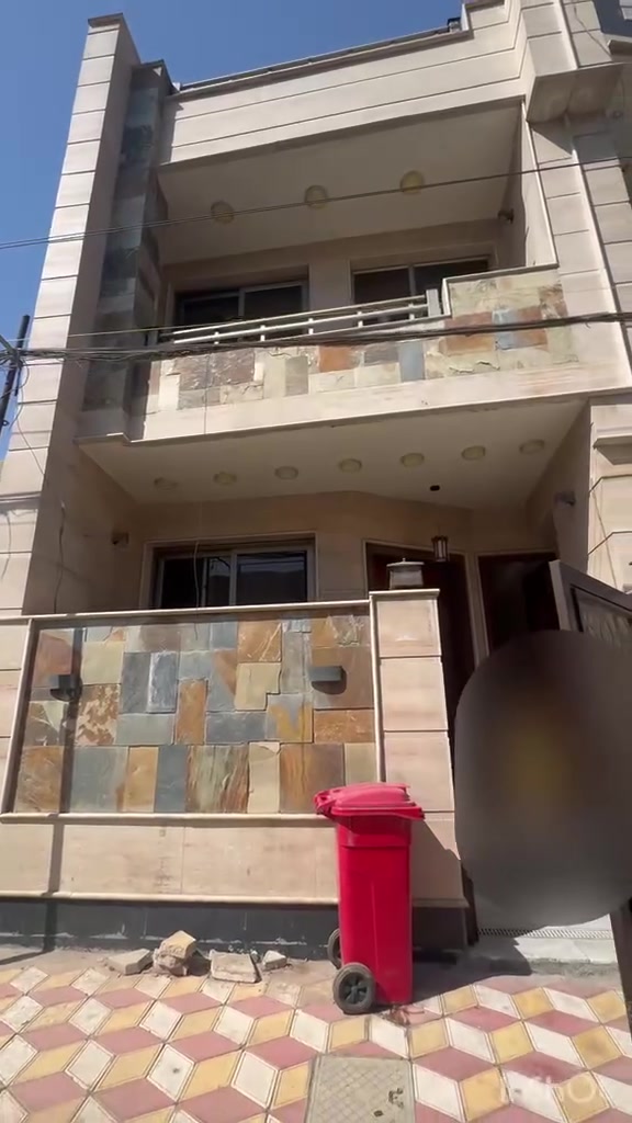 🏡 بيت للبيع في بغداد – حي الإدريسي / شارع فلسطين
📍 العنوان: بغداد، شارع فلسطين، حي الإدريسي، محلة 505، زقاق 77.

📐 المساحة: 100 متر مربع.

📏 الواجهة: 5 متر
📏 النزال: 20 متر

🏠 مواصفات العقار:
• يتكون البيت من 3 طوابق.

🔹 الطابق الأول:
• ممر مطل على الهول الحولي.
• غرفة استقبال.
• هول.
• حمام كبير.
• مطبخ.
• ترك.
• منور.

🔹 الطابق الثاني:
• غرفتان.
• حمام.

🔹 الطابق الثالث:
• غرفة.
• حمام.
• سطح.

✅ موقع مميز وقريب من جميع الخدمات.

📞 للاستفسار والتواصل:
***********

