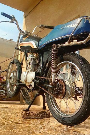 سلام عليكم دراجه كلك للبيع دراجه مفتوحه ولفات محركه نضيف شاصيه مكفول ويل خلفي جديد  دبلات جديده داحه مرتبه مكان بصره شط العرب سعر ٤٢٥ وبيه مجال قليل***********
