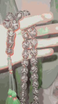 يسر تايلندي خشنه وزن ١٣١ غرام عين وزنجيل دك ناعم وجميل للاستفسار ***********
