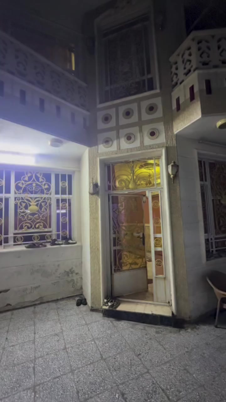 دار طابو صرف للبيع بموقع مميز فرع 10نافذ ع شارع 30يتميز بل هدوء والنظافه والدار طابقين وسطح خلفي وسطح أمامي ارضياته مرمر بل كامل وصبغ مرمري وديكورات في منطقه البلديات الUN  مساحه 150m واجهه 7.5 ونزال 20
1-استقبال 
2-صاله 
3-مطبخ
4_غرفه نوم ارضيه وثلاث غرف نوم للطابق الثاني المحموع4
5-مناور 2
6-حمام خارجي
7-حمامات 4
_السعر 420 
لاستفسار ‭***********
