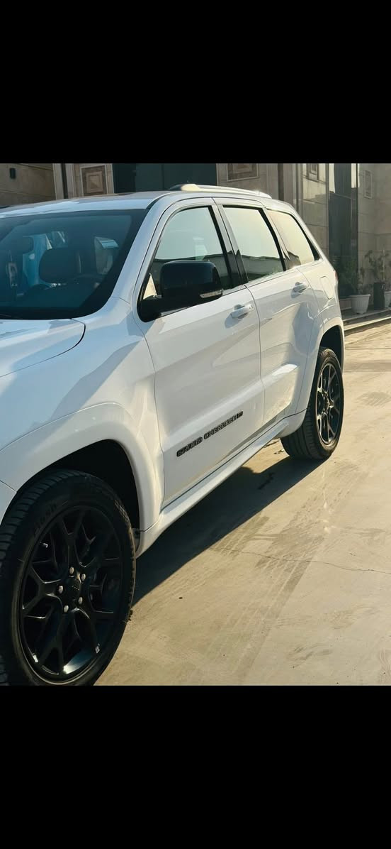 السلام عليكم 
بيع فقط 
للبيع فقط جيب كراند شيروكي (S) 
موديل 2022
خليجي وكالة هارلم السيارة 
السيارة مكفولة 
قوة المحرك 3.6L (6v) 
العداد 76 الف كليو متر حقيقي 
داخل احمر وأسود بلادي 
تحذير خروج عن المسار 
نقطة عمياء 
دفع 4x4
فرش المقاعد جلد الأمامية كهرباء 
المقاعد الأمامية تدفئة وتبريد 
ذاكرة حفظ وضعيات الجلوس 
تدفئة ستيرن 
سقف بنورما 
شاشة حجم 4.8 
نظام خاص لطرق الوعرة 
مصابيح الأمامية زنون 
مصابيح LED
كشافات ضباب زنون 
تشغيل عن بعد 
صندوق كهربائي 
رادار عدسة 
حساسات امامية 
حساسات خلفية 
كامرة خلفية 
ويل قياس 20 اسود لماع 
المرائة بـ خاصية التعتيم الذاتي 
مرائة امامية كهرباء 
بلوتوث تلفون 
تحديد سرعة 
تحديد مسار 
نظام تشغيل وإطفاء أتوماتيكي 
نظام بريك اتوماتيكي 
السيارة سبيره منازل 
مواصفات S معروفه 
رقم بغداد بسمي 
هزة جديدة 
رقم جديد 
السيارة جديدة بـ معنى الكلمة 
عنوان السيارة بغداد 
سوناره موجود 
رقم الهاتف 
***********
