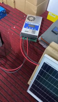 منظومة طاقة شمسية خاصة لأصحاب المحلات التجارية تتكون من لوح شمسي قدرة ...