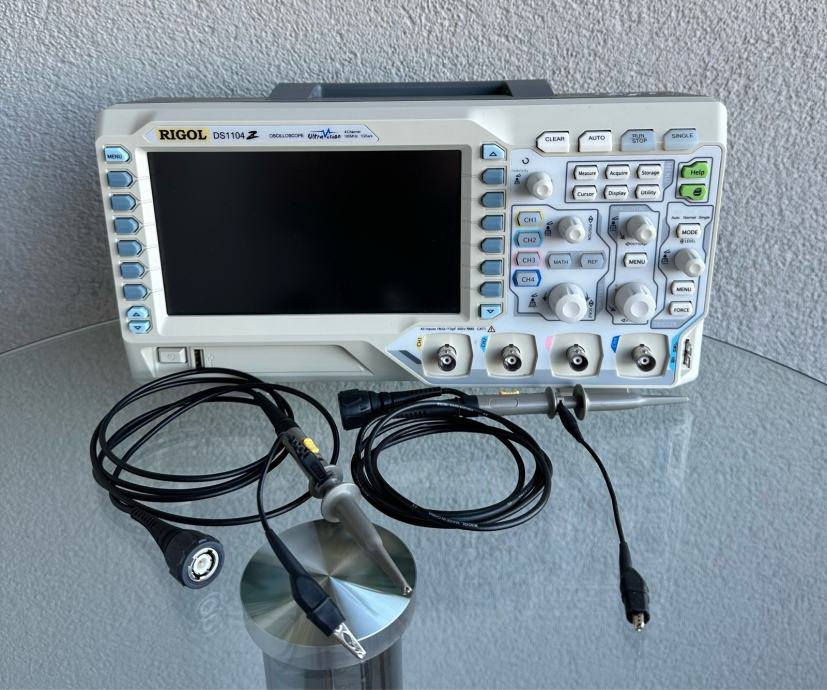 الجهاز هو راسم إشارة رقمي (Oscilloscope) من سلسلة Rigol DS1000Z.المميزات الرئيسية: يتميز بوجود 4 قنوات تناظرية، وشاشة LCD ملونة لعرض الموجات.الوظائف: يُستخدم لقياس وتحليل الإشارات الكهربائية، ويدعم وظائف مثل اختبارات النجاح/الفشل (Pass/Fail) والتحريك (Triggering) المتقدم.الطرازات: تشمل هذه السلسلة طرازات مثل DS1054Z وDS1104Z Plus، وتختلف في النطاق الترددي (مثلاً 50 ميجاهرتز أو 100 ميجاهرتز).


**إذا كنت صاحب هذا الإعلان وتريد حذفه لأي سبب، رجاءا أرسل رسالة إلى الدعم الفني**