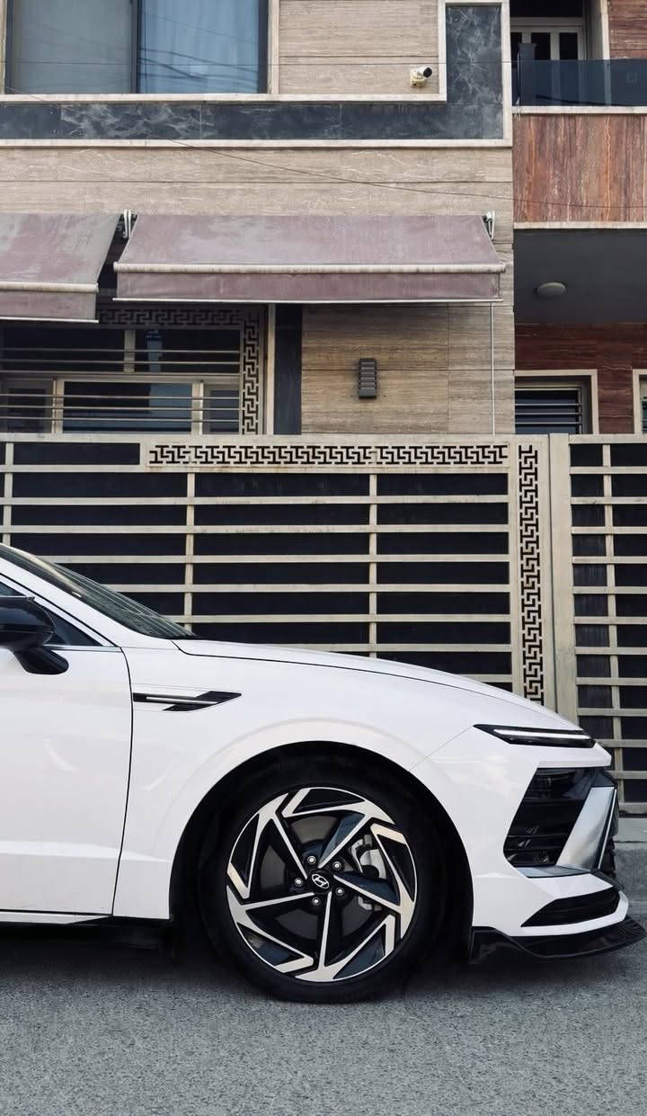 سلام عليكم للبيع هيونداي سوناتا 2024 خليجي محرك 4 سلندر  2.5 DGI  تنفس طبيعي ماشيه 20 الف كيلو . 
السيارة جديدا جدا في حالة الوكاله كفاله عامه عدا شبرين بارد بين الباب والجاملغ الخلفي عكس السائق فقط 
مواصفات السيارة
 فول شاشه متصلة. بانوراما. مقاعد جلد وكهرباء بلكامل .داخل جملي. حساسات امامي خلفي. كامره دوار. دخول. ذكي بصمه تشغيل عن بعد. تبريد لمس .ابل كار . نضام صوتي 9 سماعات. ستائر خلفيه. صندوق ذكي. تبريد قطعتين .ويل حجم 18. إنارات داخليه متغيره. ترحيب بل مري. مري كهربائي. شفتات ستيرن. اوتو هولد .كشافات ضباب وضعيات قياده 5 وبعد بيها هواي مواصفات 
السيارةبلحقيقة احلى بهواي ونضيفة وجديدا جدا بانزين فقط محسن دهن فقط بل وكاله والسيارة استخدم شخصي فقط على ايدي من الوكاله .السيارة رقم بغداد ومكانها بغدادصليخ 

السعر 235 وبي مجال بسيط . 
للتواصل رسائل على الواتساب فقط 
***********
