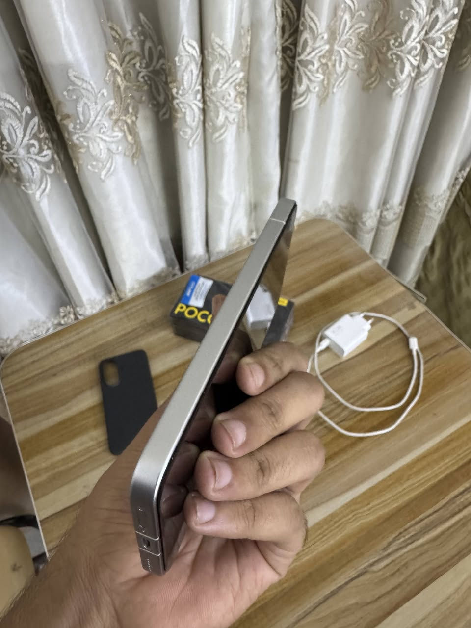 السلام عليكم موبايل POCO F7 للبيع صارلي 3 اشهر من مشتري من شركة الوطني بالناصرية غراضة كاملة موجودة شاحنته الاصلية90واط وكارتونته الي بيها الضمان لمدة15شهر..نظافة الجهاز 100/100 ويشغل بالببجي120فريم وبشرط تجي تلعب ببجي وتشوف سلاسته شلونها..عدد دورات البطارية128, الذاكرة نسخة512 الأعلى بهذه الجهاز وسعرها بالمحلات525..ملاحظة النسخة اللي عندي نادرة وتختلف عن بقية النسخ..مكاني:مركز الناصرية قرب الجسر  السريع، السعر 465 وبي مجال بسيط، ووياه هدية لاصق حماية للكاميرات، للأستفسار خاص او واتساب ***********
