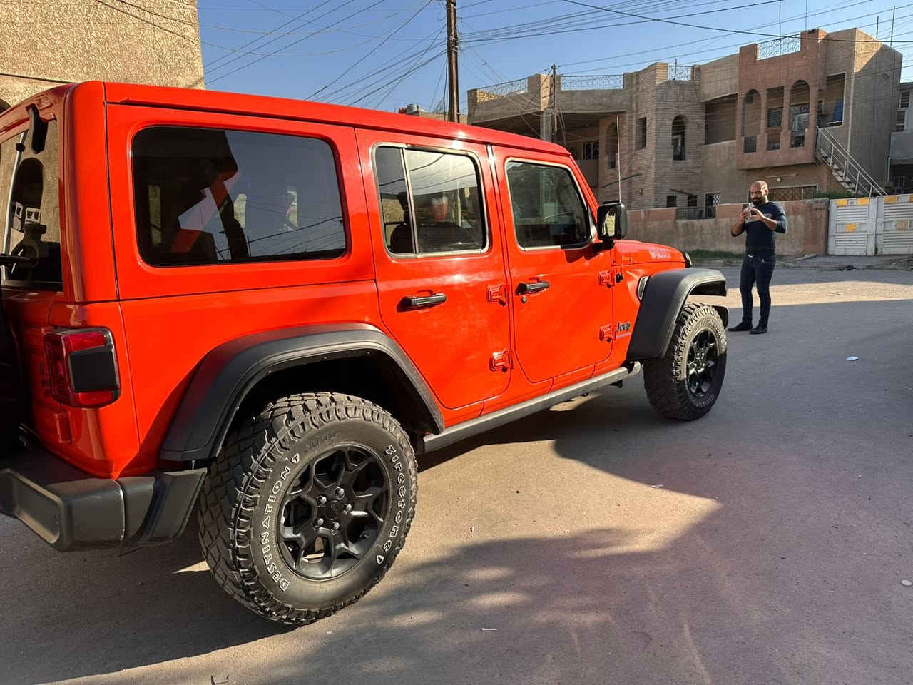 السلام عليكم للبيع او مرواس 

جيب رانكلر 4Xe 2023 هايبرد ويليس وارد امريكي 

 السياره  Jeep Wrangler 4Xe 2023 2.0L 4 plug-in

حجم المكينه : 2000 تيربو + هايبرد + بلكن شحن خارجي

القدرة الحصانية 375  

الشحن يمشيك 30 ميل

المسافه المقطوعه : 29

                      
#اللون برتقالي مميز وداخل احمر بلادي 

1.قماره بانورما تنفتح كهرباء ع طول السياره
2.بصمه 
3.لوكير
4.كشافات 
6.شحن خارجي
7.بكلايت لد 
8. شاشه
9.سستم صوت دمام خلفي + امامي 
10.لايتات زنون هايلوجين
11.كشنات جلد داخل احمر بلادي 
12.سقص اسود بلادي 
13. تحكم استرين
14. ويل حجم 17
15. حساس خلفي
16.رادار جانبي 
17.تاير جبلي بلادي 

حادثها باب وجاملغ خلفي صبغ بدون ايرباك رقم بغداد السعر مكاني بغداد الدوره ***********
