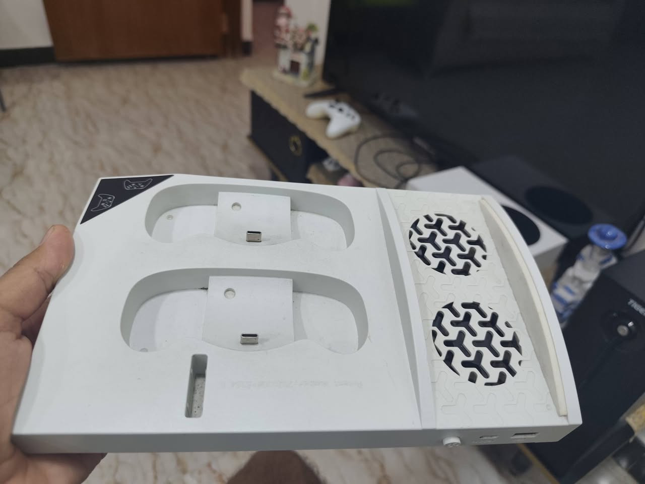 تفاصيل العرض:
🔹 جهاز Xbox Series S: إصدار سنة 2022، نظيف جداً وعلى وضع الشركة (ما مفتوح أبدًا للتصليح) وشغال 100% بدون أي مشاكل.
🔹 اشتراك Game Pass: فعال ومستمر باقيله 7 أشهر كاملة (تشتري وتلعب مباشرة).
🔹 جهاز UPS ماركة TIGER: بقوة 1300vA لحماية الجهاز واستمرار اللعب عند انقطاع الكهرباء.
🔹 يد تحكم (Controller): أصلية بيضاء بحالة ممتازة.
🔹 قاعدة تبريد وشحن: قاعدة عمودية مميزة تحتوي على مروحتين للتبريد ومنافذ لشحن يدات التحكم.
🔹 الملحقات والأوراق: كارتون الجهاز الأصلي مع الوايرات والكتيبات الخاصة به.
السعر المطلوب 530 ألف 
المكان المحمودية
 للتواصل ***********( متواجد واتساب )
