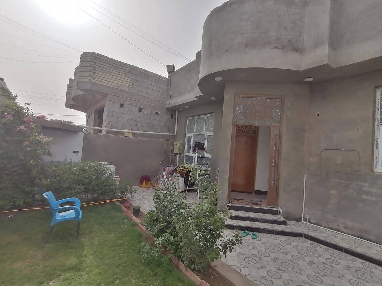بيت للبيع مساحه ٢٤٠ بناء طابوق درجه اولى حي ذويب الأول الشارع الثالث قرب صالون بيوتي يحتوي على الطابق الأرضي غرفة نوم سويت ٦×٤م 
غرفه ٤×٤.٥
مجمع غرف ٧×٤
مطبخ اوبن مفتوح على صالة الطعام ٤×٨
حمام مع تواليت غربي ٢.٥ ×٢
كلدور و استقبال ٦×٤
الطابق الثاني
غرفة نوم ٥.٥ ×٥
بيتونه
علما السطح مطبك فرشي
حديقه ٤×٧
كراج ٤×٦
يحتوي على
منضومة كامرات
٤ تانكيات ماء
كيزر عدد ٢
ماطور ماء عدد ٢
مع برج انترنيت الاشتراك مجاني 
الاتصال والاستفسار 
***********
ابو احمد
