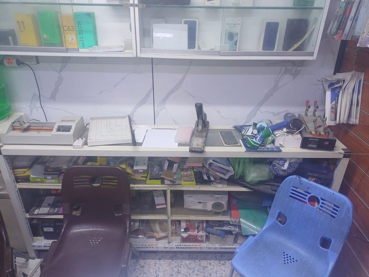 محل موبايلات للبيع
محل اجهزة موبايل وصيانه للبيع في منطقة العبيدي قرب مطعم ليالينا ( السعر 6 ملاين قفل رجائاً )

محتويات المحل
جهاز استنساخ كبير epson 5890
جهاز استنساخ صور وعضم عاج epson 8050
جهاز كبس هويات 
جهاز ارصده 
اجهزة صيانه 
ميز صيانه 
ميز كاشير 
فاترينات عدد 5
عارضه اجهزه ( فاترينه تعليك ) 
اكسسوارات متنوعه مثل ما تشوفون بالصور 
ديكور مرتب
وبي بعد هواي شغلات تجي وتشوف المحل بعينك 
جام خانه خارجي وكبنك 
اعلانات كامله للمحل 

ابيعلم المحل كله هوه وغراضه 
ايجار المحل 200 
كهرباء ونت بي كامل تجي كبل تشتغل 

سبب البيع صار عندي شغل صباحي والتزام ارجع متأخر ما جاي اكدر افتح صار شهر تقريباً تارك المحل افتح بالاسبوع يومين 

اما بالنسبه لشغل المحل فـ هو بشارع تجاري قرب السوق قرب مطعم ليالينا والناس خير من الله بهذا الشارع 

***********
