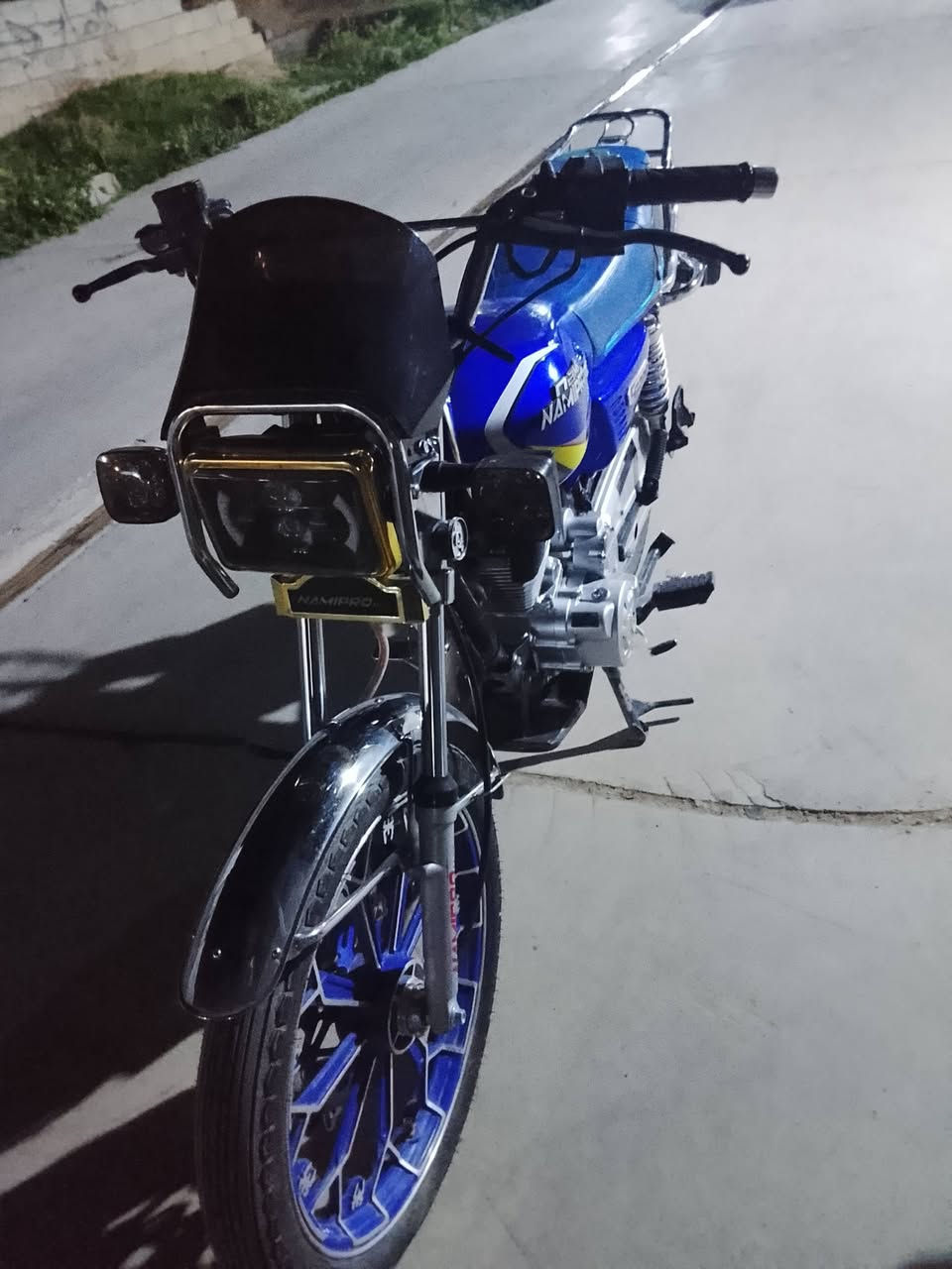 سلام عليكم دراجه نامي برو  للبيع موديل 2025 مكينه 200  دراجه نضيفه كهربائيات كله شغاله بصمه  سويجات 2   مكينه ما مفتوحه  رقم ***********
