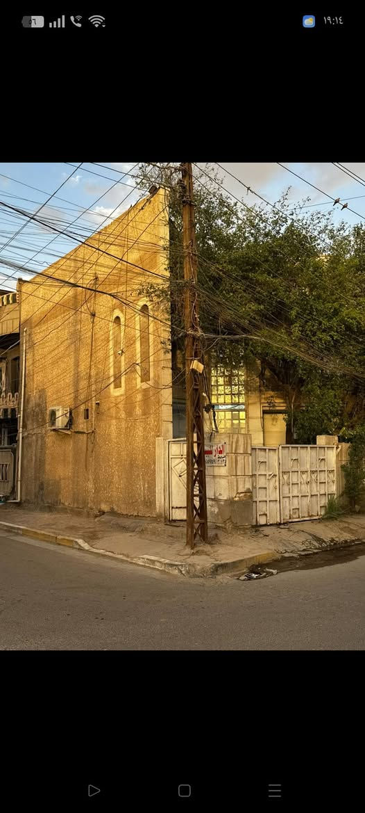 دار للبيع 125 متر (ملك صرف) محله 731 شارع الضغط خلف اعدادية الناصره للبنات .
ركن على شارعين (شارع 60 متر وشارع 10 متر) وأمامه تشجير 500 متر  والوجه 12.5 متر والنزال 10 متر وكما موضح بالصور أعلاه .
يحتوي على 3 غرف نوم واستقبال ومطبخ وهول وصحيات عدد 2 في الطابق الارضي والطابق العلوي ، وحديقه داخليه 6 م * 4 م / وكراج لسياره واحده سعر العقار 290 مليون دينار قابل للتفاوض. 
موبايل *********** يوجد في الرقم واتساب.
