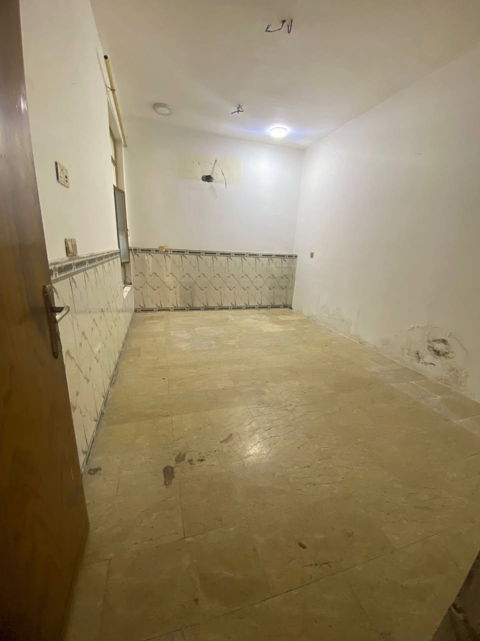 للايجار في السيدية
طابق ارضي مساحه 200 متر معزول بي مدخلين وبي كراج 

يحتوي على غرفتين نوم وصاله وكبيرة ومطبخ وخدمات ثنين وحولي كبير 

الايجار ٨٠٠ الف 

للاستفسار ***********
