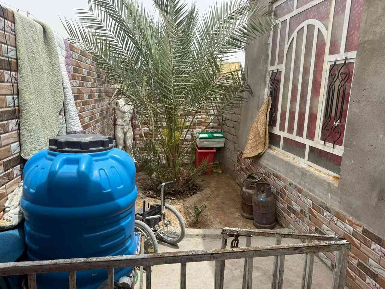 بيت زراعي للبيع مساحه 250 غرفتين وصاله كبيره ومطبخ حار وبارد وديوانيه وساحه + كراج لبيت عالي عن شارع جدا طريق سوق الشيوخ فضليه قرب طاقه كهرباء قديمه قريب ع شارع خدمات كامله سعر 48 وبي مجال
***********
