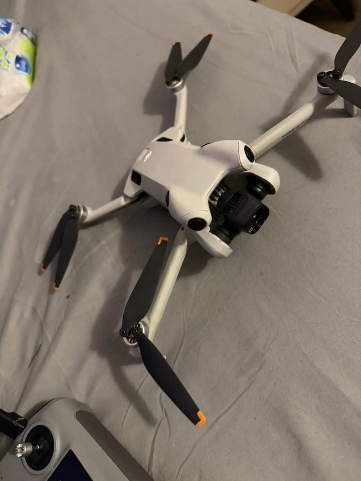 مني ٤ برو كومبو للبيع
٣ بطاريات 
كونترول سمارت
جنطه وكارتون موجودات  
قبل شهرين نظربت عندي وبدلت ذراع وعدسة 
تصوير فول طياره تصوير وطياران فول 
(((السعر مليون و50 الف قفل مستعجل عله بيعتة 
مكاني بغداد   ***********
نضاف 85% كدام عينك
