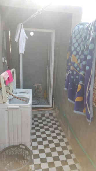 بيت للبيع المساحه 300متر بناء البيت مع الطارمه 200متر
و100متر بصف البيت  
يتكون من غرفه 5في4و صحيات داخليه و خارجيه وصاله 5في 5ومطبخ 4في 3وهول 5في 4
طابو زراعي سند 25 في بابل قرب لامام بكر عليه السلام طريق حله نجف يبعد عن الشارع العام 400متر كامل الخدمات متوفره 
سعر 120قابل للتفاوض ***********
