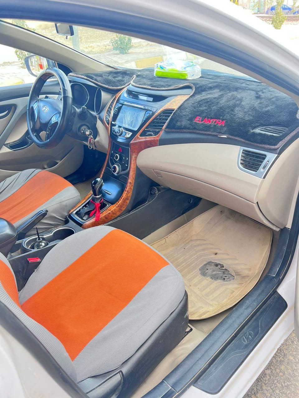 السلام عليكم
النترا للبيع 
مديل ٢٠١٤ لون ابيض خليجي رقم بابل بأسمي السياره جاهزه من كلشي مكانه كربلاء السعر ١٢٠ وبيه مجال والسونار موجود بل نشر 
***********
