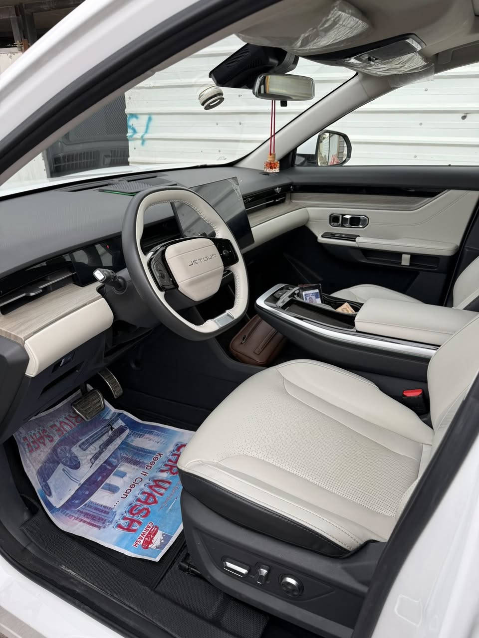 السلام عليكم 
جيتور داشنك فول  
رقم بغداد باسمي
الموديل : 2025
المحرك:16 تيربو 
العداد : 18الف
ضمان شركة هارلم
بيه طخه بالجاملغ الخلفي بس مأشر عليه 
المواصفات:
*5 راكب 
* ويل قياس 20 أنج 
* بانوراما
* كاميرا محيطية 360 درجة
* ثلاجة 
* شاشة لعرض القيادة 
* تحذير مغادرة المسار رادار
* نقطة عمياء 
* شاحن هاتف لاسلكي
* المقاعد كهربائية تدفئة وتبريد 
* بلوتوث 
* نظام المساعدة على النزول من المنحدرات  
* المرايا الجانبية كهربائي
*صندوق كهربائي
* حساسات خلفية
* محدد سرعة
* دخول ذكي (بصمة)تشغيل عن بعد* ⁠
* انارة محيطية
* هاند بريك كهربائي
* نظام الخرائط (GPS)
* مؤشر لضغط الاطارات
* 8 سماعات 
السعر 27 مليون وبيه مجال 
مكاني بغداد حي الجهاد 
***********
