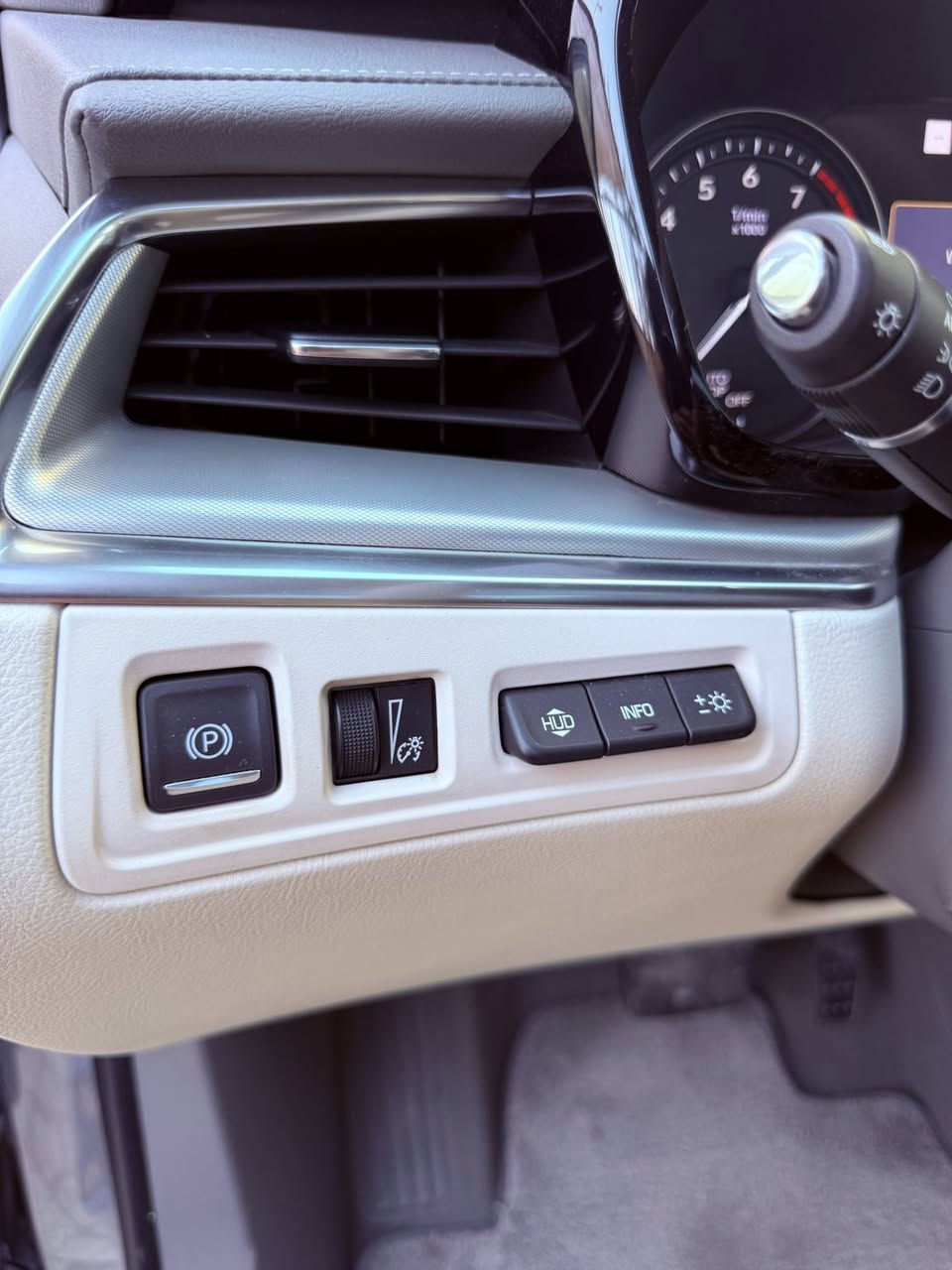 نوع السياره
CADILAC XT5 pREMIUM LUXURY 2023
كاديلاك XT5 برميوم لكجري موديل ٢٠٢٣ ماشيه ٢٧,٠٠٠ml وقابل لزياده حادث السياره شويه من الچاملغ والبنيد وباب خلفي موجود بالمنشور بدون ايربالك السياره فول مواصفات رقم بغداد باسمي واني مستورده صارله سنتين عندي 
المواصفات 
١-لايت زنون مع حاجب ليلي نهاري مع لايت متحرك مع الكشن 
٢ كشافات LED مع الستيرن 
٣ اشاير بالمري 
٤-رادارات جانبيه 
٥-رادار امامي 
٦- رادار  
٧- مانع تصادم 
٨- تحديد مسار 
٩- داتا شو 
١٠-بانوراما
١١- كشنات كهرباء مع تدفئه مع خزن ميموري 
١٢-مستشعر كشن بلاسافه الى الاتجاه
١٣- اوتو بارك 
١٤-سستم مكون من ١٦ سماعه نوع BOSS 
١٥- ستيرن تدفئه مع تحكمان جهتين 
١٧- شفتات ستيرن 
١٨-دواخل ملكي اوف وايت 
١٩-شحن واير ليس 
٢٠-مخارج usb tuc عدد ٣ امامي وسط وخلفي 
٢١-شعار الكاديلاك ب ٤ ابواب 
٢٢-تبريد خلفي بيانوا مناخي 
٢٣-جنطه كهرباء وبصمه ومستشعر بالقدم 
٢٤-حتى جهاز الماطور الهواء وماده عدم طلاء التاير موجوده 
٢٥- درج طرح للجنطه 
٢٦-مستشعر ماسحات 
٢٧-كير كوبره كرستال 
٢٨- ماوس تحكم 
٢٩-جمع تحكمات الداشبول لمس 
٣٠-مري شفط 
٣١-حساسات امامي خلفي جانبي 
٣٢-مرايه الوسطيه كاميره 
٣٣-كاميرات ٣٦٠ تعمل اوتو بالازدحامات 
٣٤-تشغيل عن بعد
٣٥-ستيرن كهرباء 
٣٦-اربع بصمات ابواب 
٣٧-اربع يدات اناره 
٣٨-اناره ٣٦٠ درجه 
حتى ارضيات بلاديات 
وبعد بيه مواصفات كير محرك حداديه تبريد علشرط مراوس ب XT6 بس كون مو بچم وبدون ايرباك وانطي الفرق او بيع 
السعر المطلوب 25,000$ وبيه مجال 
العنوان النجف وتساب *********** حسنين
