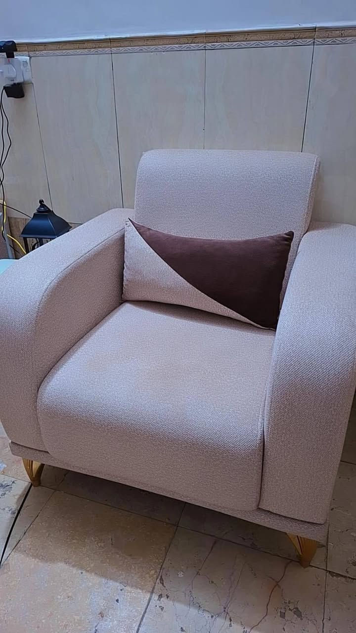 متاح تخم قنفات ١٠ مقاعد صناعه عراقيه اخوو الجديد قبل شهر مشتريهن مع ٣ طبلات وميز طعام.. سبب البيع السفر للاستفسار *********** مكاني قريب سيف سعد

