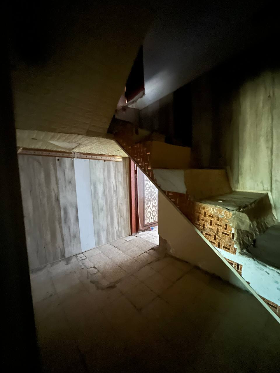 سلام عليكم
من رخصة الادمن بيت للبيع طابو صرف 
السعر 60 وبي مجال 
تفاصيل البيت طارمة +مطبخ خارجي +صحيات وحمام خارجي + استقبال + غرفة نوم 
المساحة 100م
لموقع حلة شارع 80 مال نجف 
قريب مدرسة عمر عبد العزيز 
للاستفسار ***********
***********
