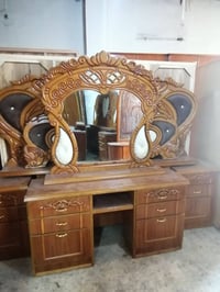 تخت وميز تواليت مستخدم للبيع العنوان حي الوحده مقابيل سوق الميثاق الرق...