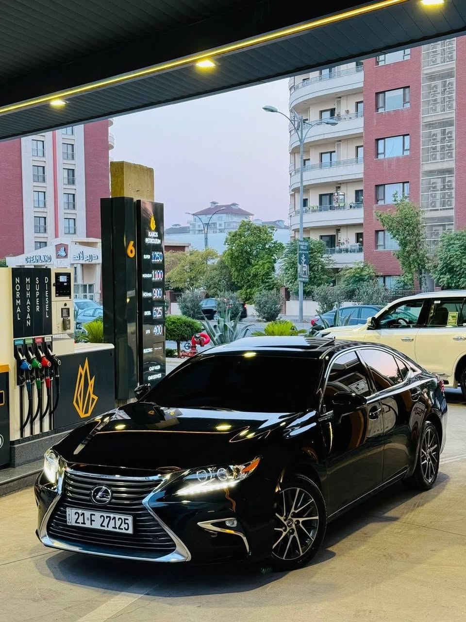 Lexus es 350 2016
لكزس ٣٥٠ موديل ٢٠١٦ ... 
السيارة غني عن التعريف فولل فولل مواصفات و داخل قرميدي السنوية جديدة و خالي من العيوب و فقط بي قطعة صبغ بدون دواخل بدون ارباك كلشي بشرط كير محرك كهربأي كامل خالي من العيوب و تعتيم الجامات ويا جديد لحد شهر ١١ 
***********
***********
