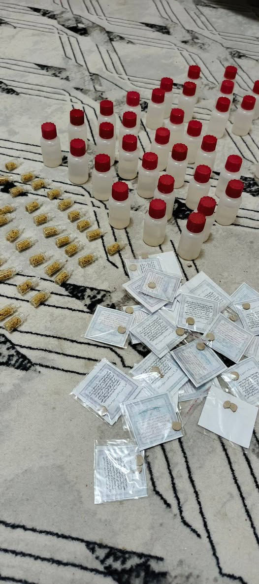 تراب قبر الامام الحسين ع والرمل الجديد مع ماء 
من ضريح الامام ابا الفضل العباس ع يوزع بثواب السيد 
الولي علي الخامنءي قدس الله سرة الشريف 
نرجو من الله القبول ببركه الصلاة على محمد وال محمد عليهم السلام.... 
اللهم عجل لوليك الفرج 

هذا رقم الي يريد يتصل ويجي واني خادم.. 
باقي فقط ٨٠ قطعه 
***********
