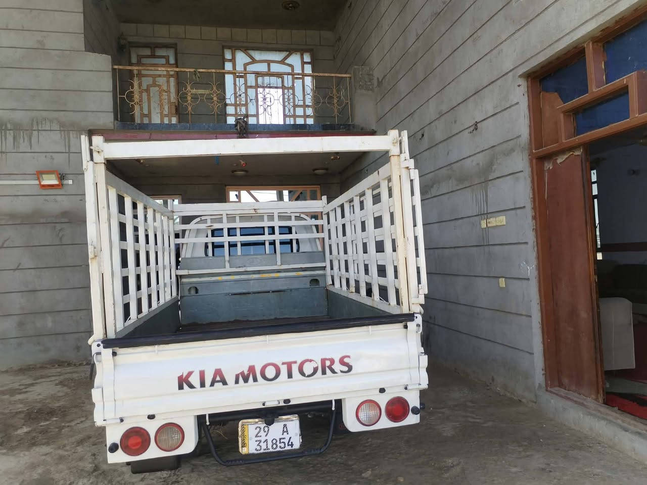 كيه موديل ٢٠١٥ مكفوله رقم واسط انكليزي سياره جديده سنويه ٢٩ مكان السياره واسط محجره تخم تاير ***********كهربائيات كلها شغاله
