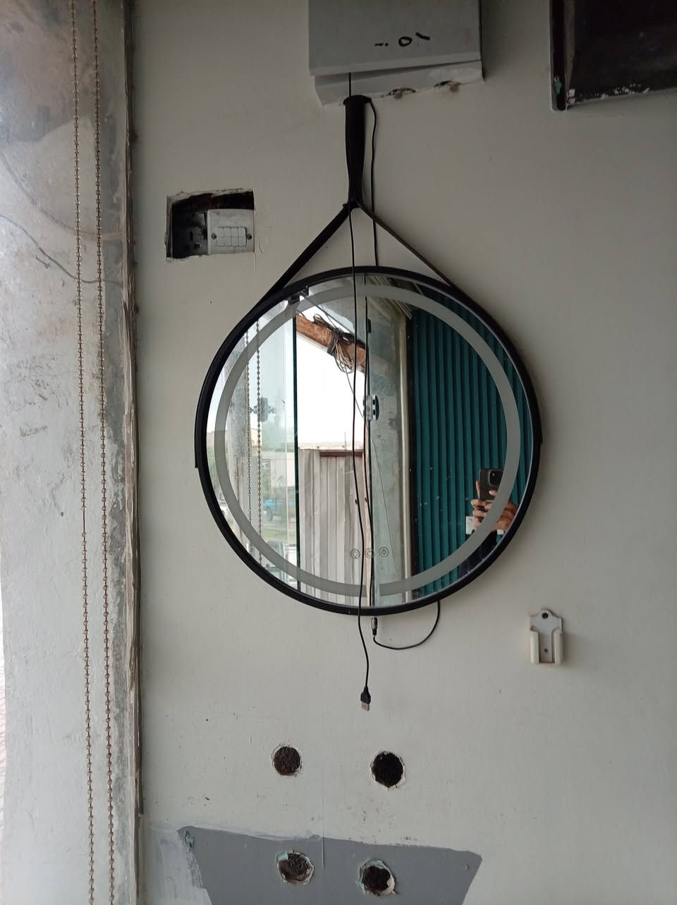 سلام عليكم محل حلاقه للبيع مع كافة المحتويات رافع قدرة ٤٠امبير كراسي حلاقه عدد ٢شغلات وكراسي جلوس عدد ٥ ومرايه مغسله ام الانارة للستفسار او التواصل خاص او على الارقام ***********
