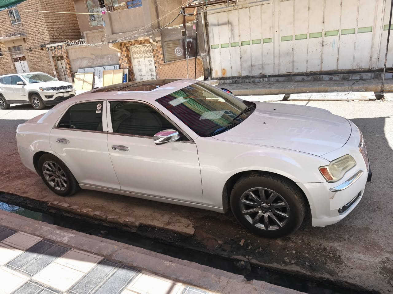 اوباما موديل 2013 كندي حادث بالعراق مبدل بونيد و مدگر ايمن و باب ايمن مال تفصيخ.
تبريد تدفئة شغال. 
بانوراما و هيتر بالمرايا الجانبية. 
حساس ضغط الاطارات كلهن شغالات. 
تشغيل عن بعد. 
شاشة محدث SRT
تدفئة بالكشنات الامامي. 
رقم اربيل الجديد انگليزي. 
مبدل حدادية كاملة حتى فلنجات و دبلات و عربانة خلفية. طخم تاير جديد. بطارية جديدة. 
محرك  3600 و گير ما مفتوح برغي. 
السعر $16500، شدة و 65 ورقة و بيها مجال.
***********
مكان السيارة البصرة الزبير
