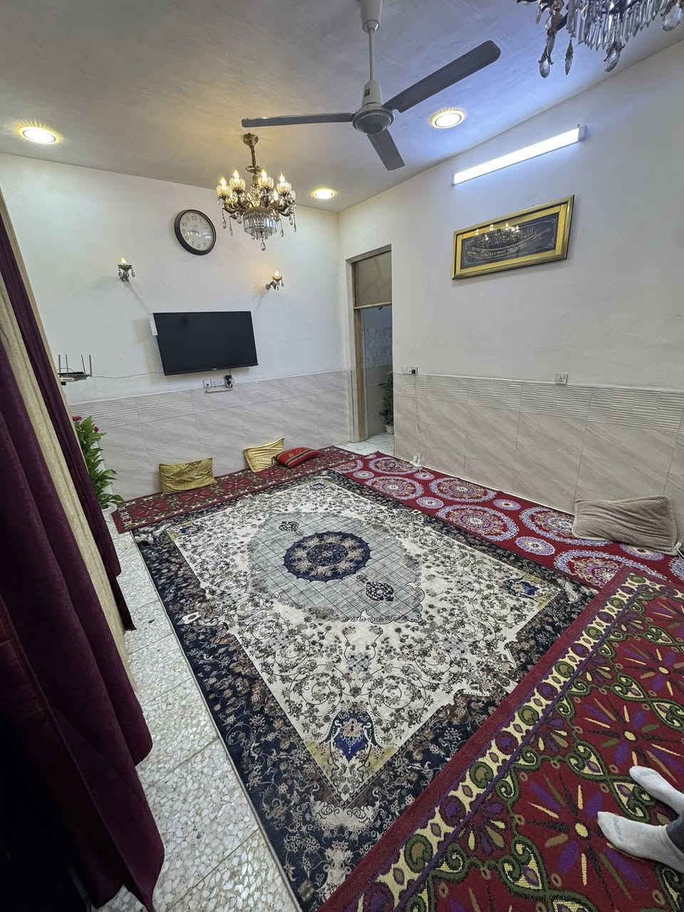 السلام عليكم دار البيع العنوان بغداد لامين ثانية سكينه مربع 9/11 المساحه 80 متر الواجهه خمسه نزال 15
البيت يحتوي ع غرفتين نوم صاله وستقبل 
البيت طابع ونص نقوص البيت تطبيك درج ومحجر مال درج 
الغرفه الفوك سندويج 
البيت مدخيلين باب خلفي بي يعني عل شارعين صاير 
البيت مكاتبه فقط 
اني مكلف بل نشر 
وهاذه رقمي *********** وبي واتساب 
وأسف ؏ أطاله 🤍🫶🏻
