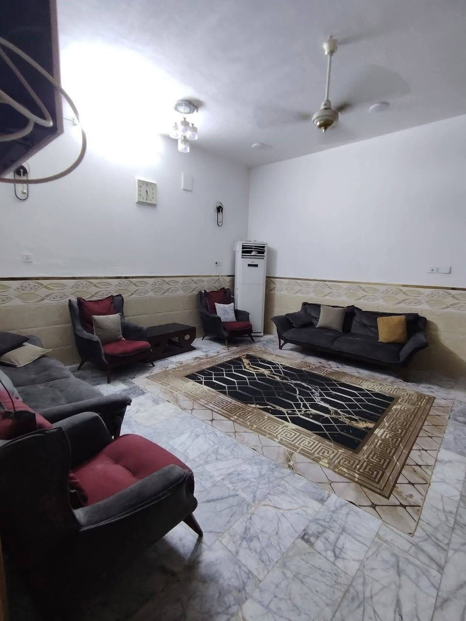 دار ٢٠٠ متر حي ميسان منطقه ٧٣ شارع ١٢ طابقين فوق الدرجه الاولى
مكان مميز جدآ

يحتوي على غرف عدد ٤ صالات عدد ٣ صحيات عدد ٤ واستقبال ومطبخ حار وبارد كما موضح بالصور

للاستفسار الاتصال ع رقم ***********
