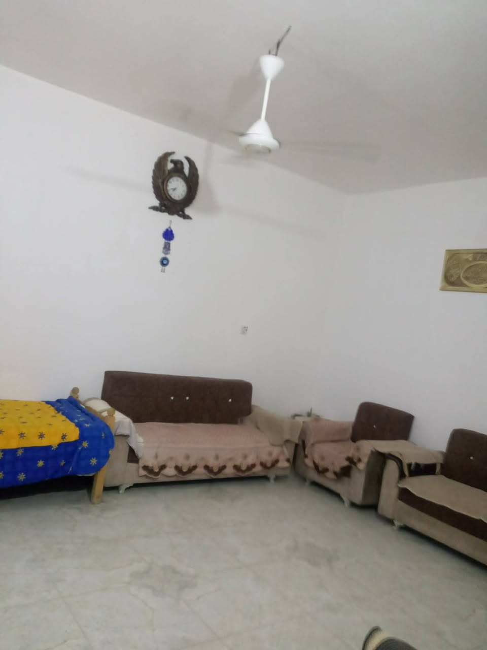 بيت للبيع مساحه 225 م يحتوي على 2 غرف نوم طابو زراعي سند 25 مكان حله كريطعه 
يم حسينيه حامد الاخرس احنا اقرب من الحسينيه او مختار حسين مال قريطه هم احنا اقرب من عندهم بس هي هاي اقرب نقطه داله الاتصال على الرقم ***********
