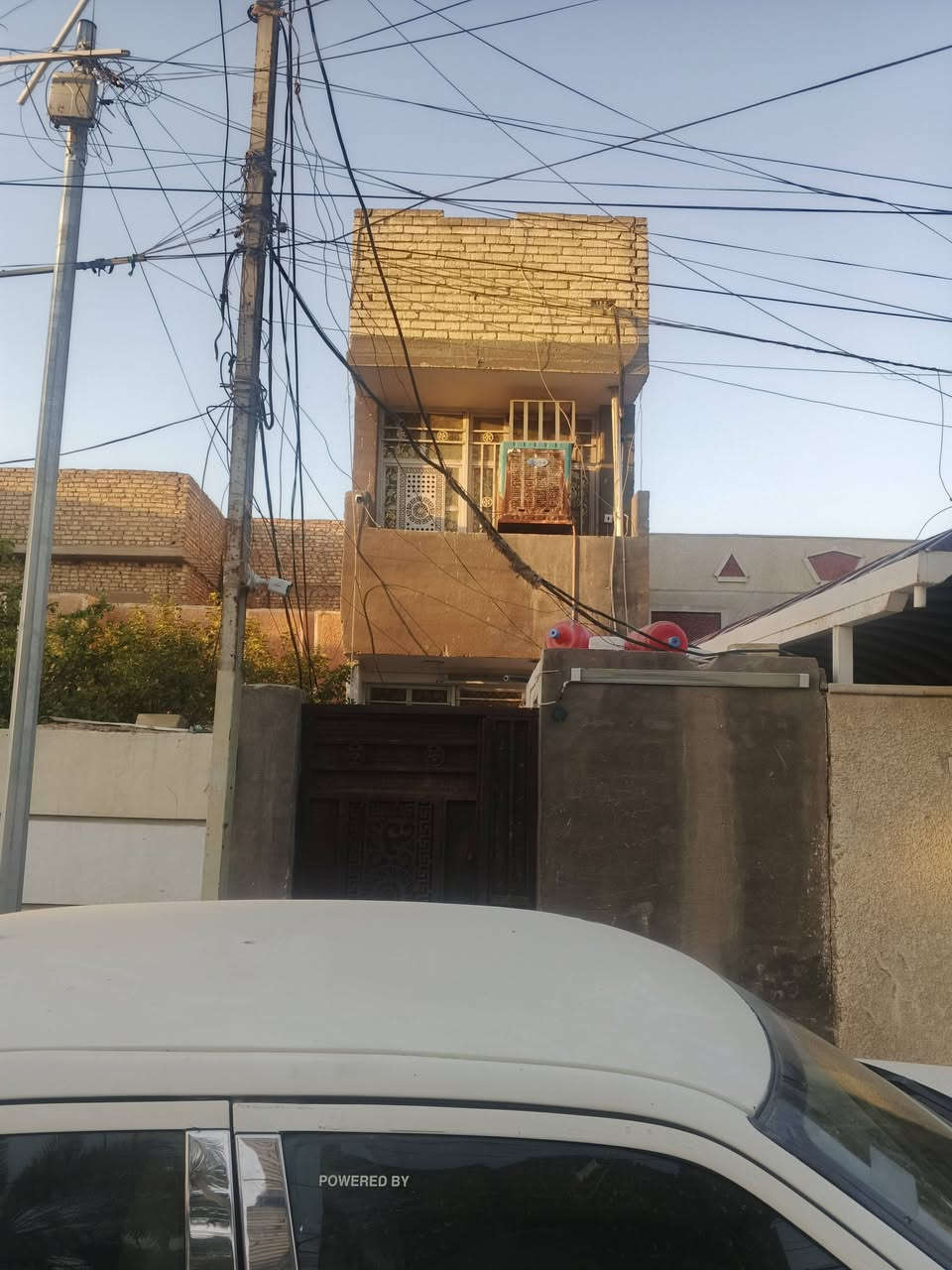 السلام عليكم
الدار للبيع نهايه حي اور طابو ملك صرف المساحة 75 متر 

الواجه 3 النزال 25 متر يحتوي على 4 غرف نوم + استقبال حولي مطبخ حمام داخلي وحمام خارجي البناء سنة 2022

***********
