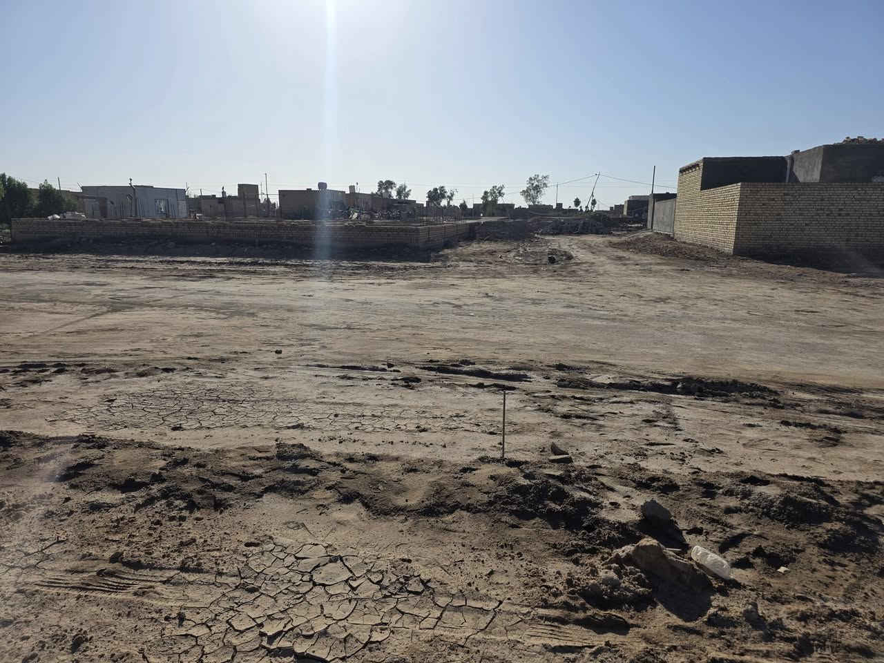 قطعه للبيع بالصخيين شارع المرتضى من الشارع الرئيسي وتنزل عليها 
المساحه 180 متر وبيها ( الوجه 10م ) (النزال 18م ) 
تتوفر خدمات ماء و كهرباء شارع عريض 
منطقه سكنيه 
السعر مناسب  9 ملايين 
للاستفسار ***********
