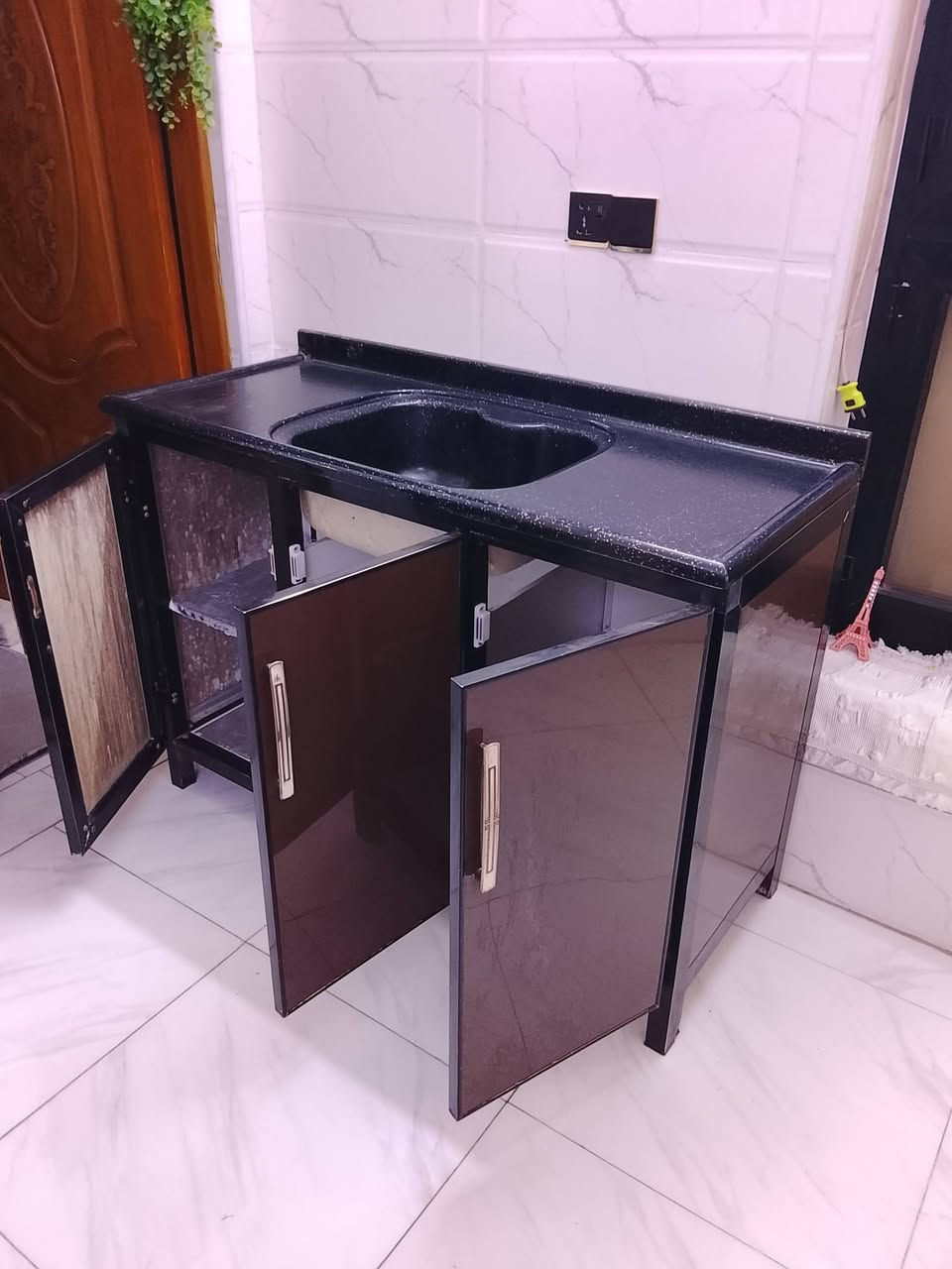 سنك تفصال درجة اولى مرمر نظيف جداً لايوجد ضرر السعر 125 وبي مجال العنوان بغداد الشعب الرقم ***********
