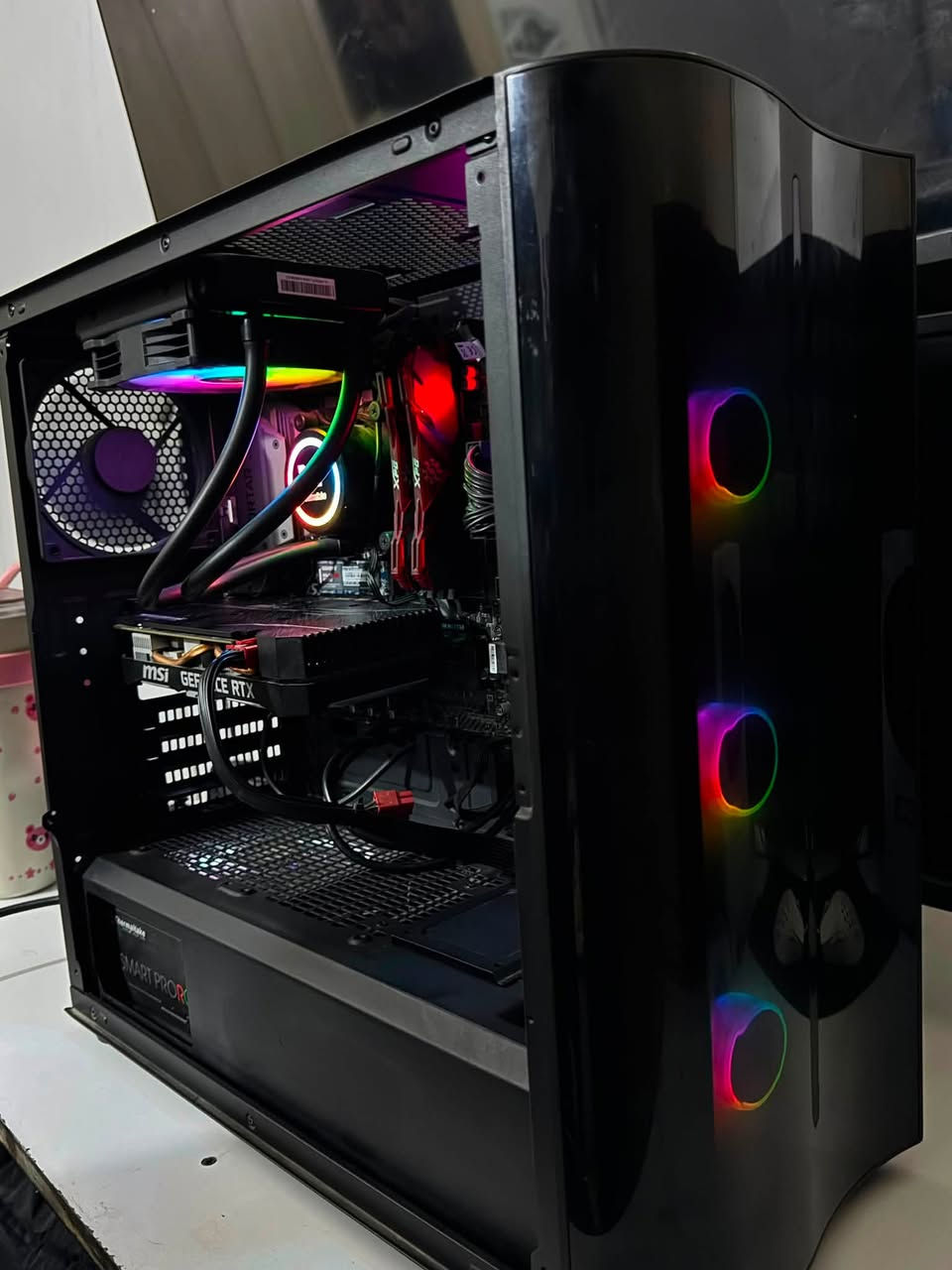 للبيع PC Gaming احترافي بحالة ممتازة
المواصفات:

CPU: Intel Core i7-9700K
GPU: MSI GeForce RTX 2060 SUPER 8GB
Motherboard: MSI MAG Z390M MORTAR
RAM: 16GB XPG DDR4 3200MHz
Storage: 1TB NVMe M.2 SSD
Power Supply: Thermaltake Smart Pro RGB 750W (80+ Bronze)
Liquid Cooler: Thermaltake Water 3.0 120 ARGB Sync
Case: Thermaltake RGB

الجهاز استخدام شخصي ونظيف جداً، ما بي أي عطل أو ملاحظة، وجاهز للفحص والتجربة جنت استعملها للمونتاج والبثوث 

مواصفات الشاشه :
SOONAA 
165 Hz 
27 inch 
مقعرة

السعر 900 الف عراقي
 مكاني بغداد ومتوفر توصيل لجميع انحاء العراق 
للاستفسار ***********
