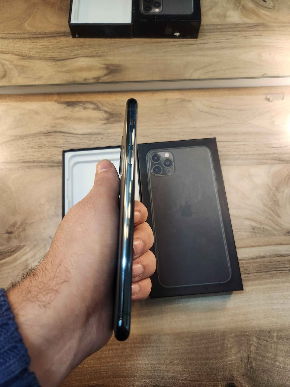 11 برو ماكس 
ذاكره 256 بطاريه 86
نضافه 99 وتر بروف 
ملحقات كارتونه فقط 
سعر ٣٣٠ قفل
بغداد البياع 
*********** بغداد, العراق
