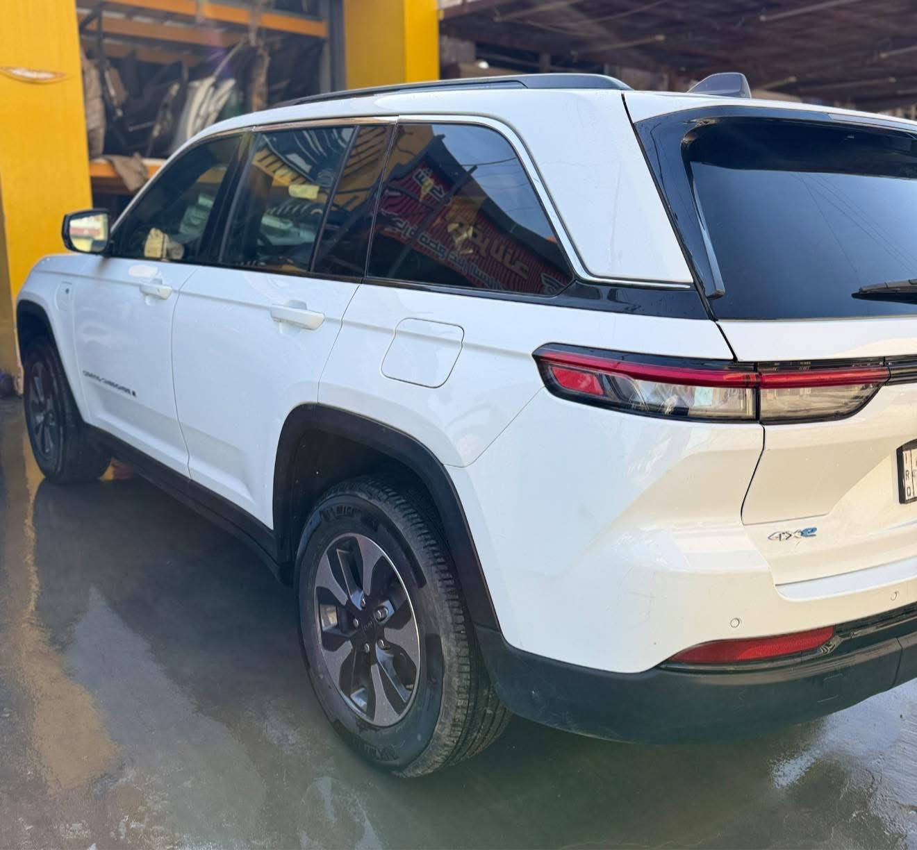 السلام عليكم
للبيع فقط 
جيب هايبرد موديل 2024 وارد امريكي
الخادث / سرقة بدون اي حادث او صبغ فقط سرقة وكل قطعها راجعة بلادي تفصيخ بدون قطرة صبغ وكما موضح في الصور بالمنشور ورقم الشاصي بالصور موجود
فول مواصفات 
بانوراما
3 شاشات 
رادارات وتوقف ذاتي 
خساسات
تحديد مسار 
وبعد بيها هواية مواصفات 
البطاريات كلها مكفولة وشرط الفحص 
الكهرباء والهايبرد 
محرك كير حدادة كشر كلها مكفولة وشرط الفحص 
السيارة كاملة مكملة الف متصرف عليها 
الرقم بغداد الجديد
مكان السيارة بغداد
الرقم او واتساب
***********
