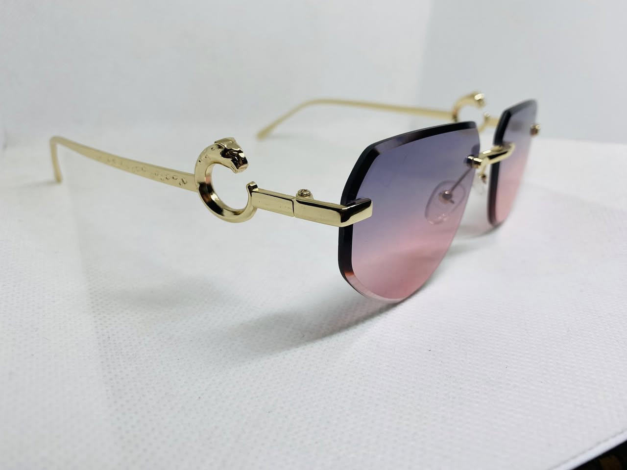 لمسة أناقة تخطف الأنظار ✨🕶️
نظارة شمسية بناتية من ماركة Cartier بتصميم عصري بدون إطار مع كارت الضمان 
وعدسات متدرجة بين البنفسجي 💜والوردي💖، مع إطار ذهبي أنيق يعطيك إطلالة فخمة وناعمة بنفس الوقت
خفيفة، مريحة، ومثالية لكل إطلالاتك اليومية سواء صباحية أو مسائية.

تميّزي بإطلالة مختلفة وكمية محدوده 

#نظارات
#نظارات_شمسية
#موضة
#اكسسوارات
#أناقة


**إذا كنت صاحب هذا الإعلان وتريد حذفه لأي سبب، رجاءا أرسل رسالة إلى الدعم الفني**