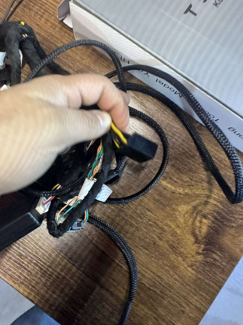 متوفر شاشه خلفيه  تسلا 3
مستخدمه استخدام قليل جداً
***********
