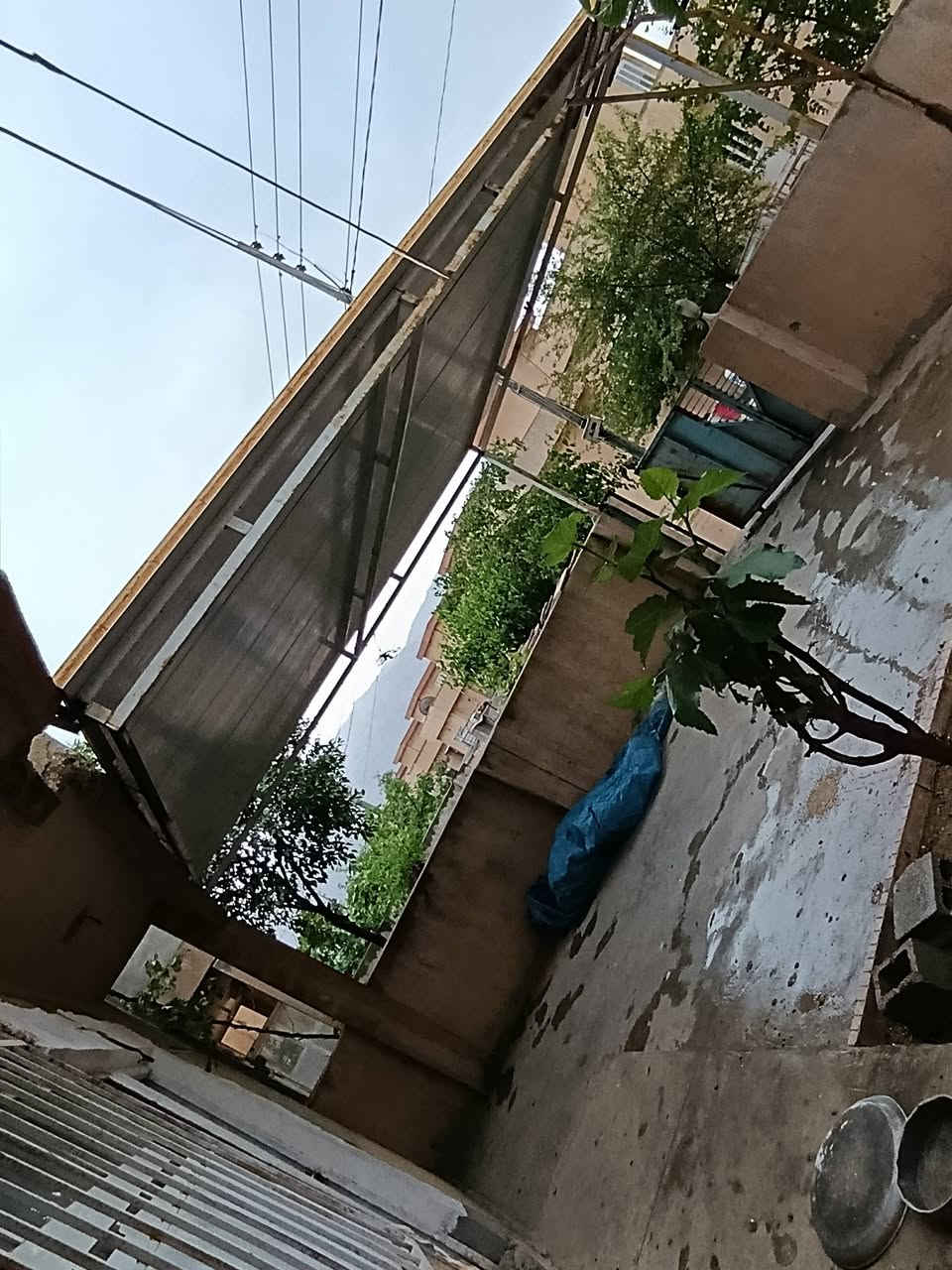 سلاو هاوریان خانویەکی پاک وخۆشمان هەیە  لەقەرەداغ ٢٠٠ مەترە  باخیکی ٢٠٠ مەتریشی لەگەلدایە خانوەکە زۆر خۆشە  بۆ زانی نرخ پەیوەندی بەم ژمارەوە بکەن 
***********
