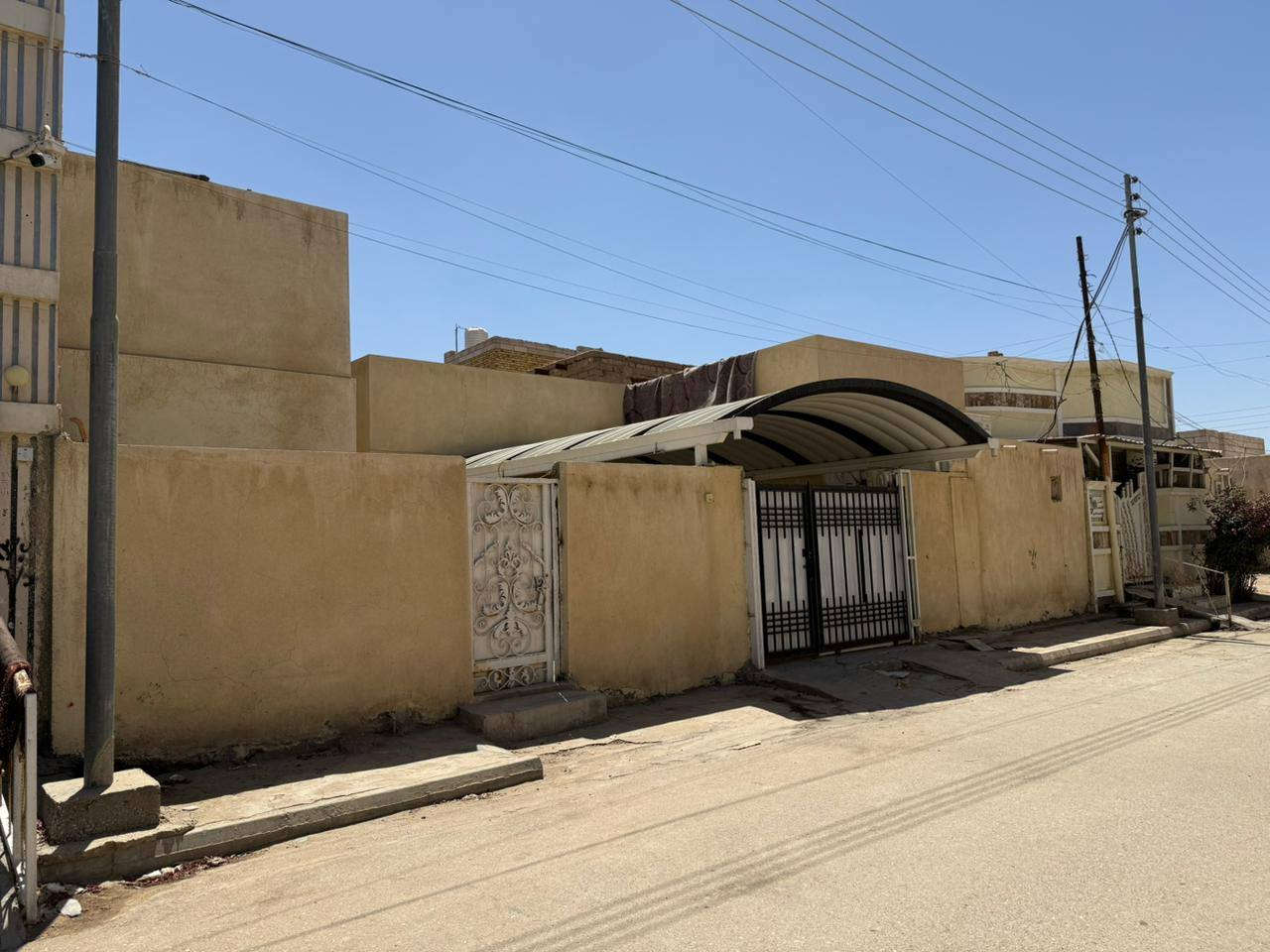 بيت للبيع طابو صرف تحويل مباشر بناء قديم ينباع قطعه المساحه 300 متر العنوان إسكان الصناعي نزله الجامع فرع مهند الكصاب السعر 275 مليون وبيه مجال قليل هاتف صاحب الدار ***********
