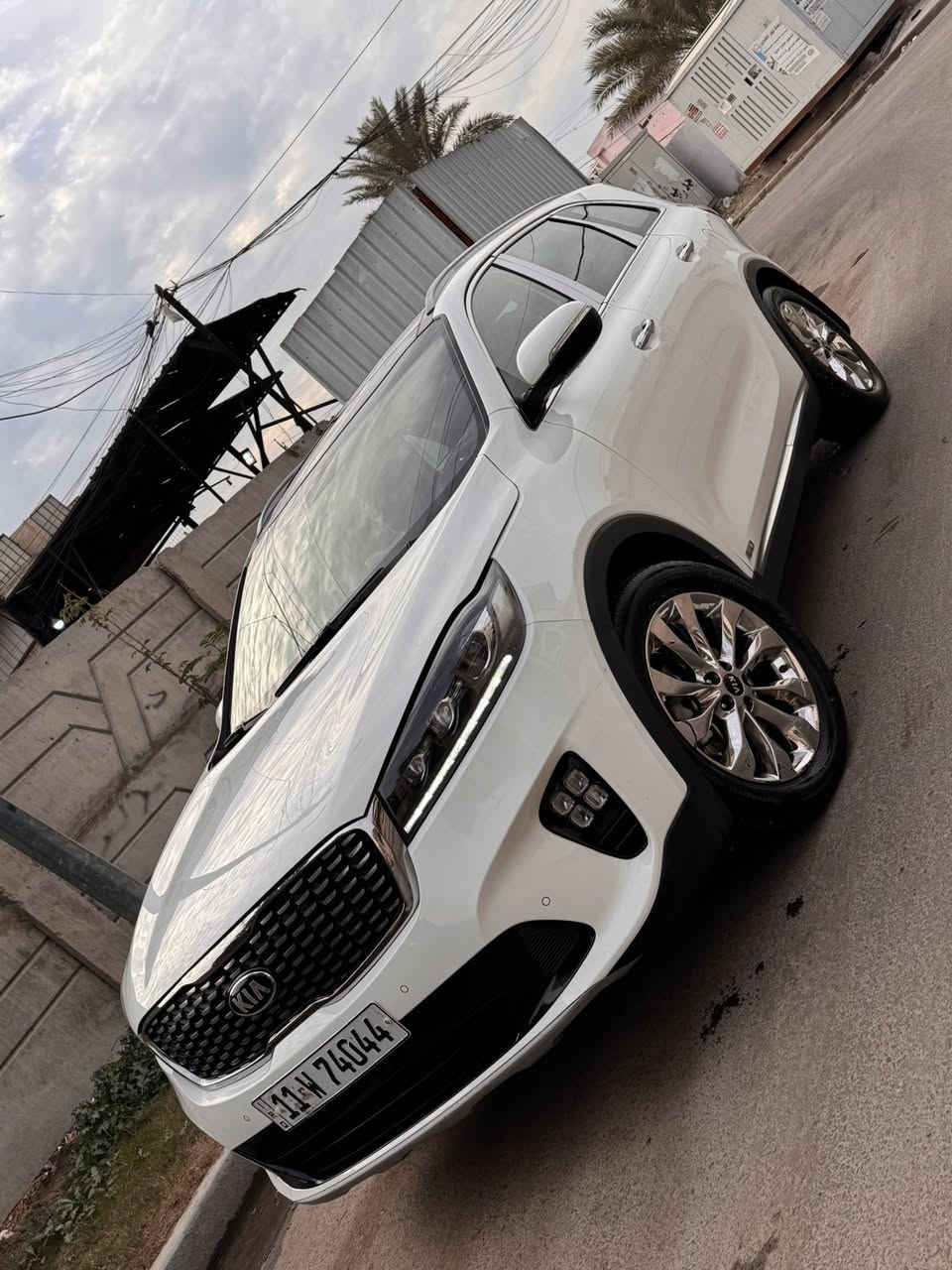 للبيع كيا سورنتو موديل 18  فول مواصفات خليجي 6 سلندر ماشيه 73 الف كيلو حقيقي محرك وكير كفاله السياره مكفوله من الصبغ والتبديل والفتح فقط مكانات بارد بسيطه مواصفاته
بانوراما 
بصمه
كشنات كهرباء 
كشن حار بارد
لايت عدسات داينمك متحرك مع الستيرن
حساس امامي خلفي
شاحن وايرليس
بردات خلفيه
7 راكب
مري شفط
3 قطع تبريد
هاند بريك بصمه 
السياره اعلى مواصفات بالسورنتو وبعده على وضع الشركه كتلوكاته موجوده والبصمه الثانيه ممستعمله والسبير ما نازل
السعر 243 وبيه مجال مكاني بغداد
***********
