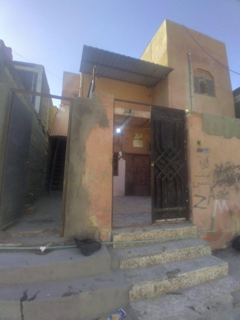 الدار للبيع في منطقه حي الحسين المنطقه الثانيه قرب الشارع العام شارع السيد مقابل علوت يعرب 
مشاحت الدار 175م البيت قاطين يصلح سكن وستثمار للتواصل على هذا الرقم
*********** البصرة, العراق
