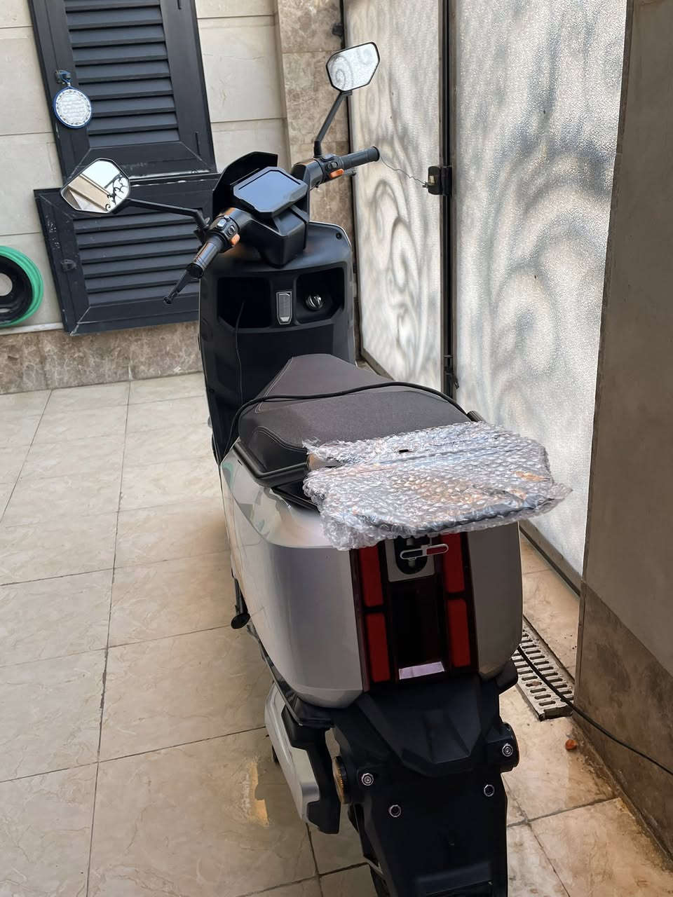 السلام عليكم دراجه وحش الكون دراجه نضيفه تخبل تجي واشوفهها ملف 2000 سرعه85حقيقي الدراجه حلوه نضيفه بيها مثبت سرعه وبيها تضام رجوع للخلف مكاني سيديه سعر 850بيها للجيه هاذا رقمي***********بي وتساب هم
