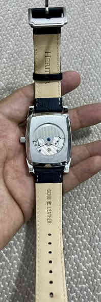 للبيع – ساعة Heritor Valentin أوتوماتيك فخمة

إذا تدور على ساعة تلزم اليد وتكول أناقة… فهذي هي المطلوبة!
ساعة Heritor Valentin – Automatic تصميم ملكي، حركة ناعمة، وحضور يخبل.

⸻

⭐ المواصفات
 • حركة أوتوماتيك بـ 20 جوهرة… دقّة وثبات بدون بطارية.
 • هيكل ستانلس ستيل 316L قوي وما يصدأ.
 • زجاج معدني بطبقة سافير ضد الخدش.
 • عقارب مضيّئة، خلفية شفّافة تبين مكينة الساعة.
 • حزام جلد طبيعي عالي الجودة.
 • تاريخ + طور القمر بشكل فخم جداً.
 • مقاومة ميّه 5 ATM.

⸻

📏 الحجم
 • حجم الهيكل: 38مم
 • ويه التاج: 41مم تقريباً
 • السمك: 14.5مم
 • عرض الحزام: 22مم

⸻

💰 السعر: ٥٠٠ الف 

قطعة فخمة، ناعمة بالحركة، وتنسيقها على أي لبسة يطلع روعة.

للتواصل خاص او واتس اب
***********
