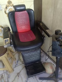 كرسي حلاقة للبيع يحتاجله صينيه مكان بغداد الحسينيه التواصل ٠٧٧١٤٧٥٤٨٢٩...