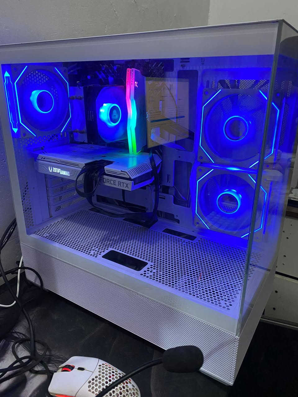 تحية طيبة – كيس ألعاب للبيع بحالة ممتازة 
💻 مواصفات الكيس:
•Intel Core i5-12400F
•DeepCool AG400
•ASUS PRIME H610M-K D4
•ZOTAC GAMING GeForce RTX 3060 12GB
•T-Force Delta RGB 16GB (2×8) 3600MHz
•Lexar M.2 512GB
•HELIOS M1 850W
• الكيس: SAIVIA

💰 السعر: 925 ألف
📍 الموقع: كربلاء
🚚 متوفر توصيل لجميع المحافظات
📞 للتواصل: ***********
